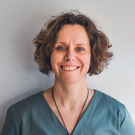 Portrait de Laetitia Dionnau - Réflexologue à Puisserguier dans son cabinet de réflexologie